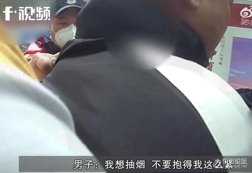 男子抽烟错过高铁大闹车站 疑似患有狂躁症