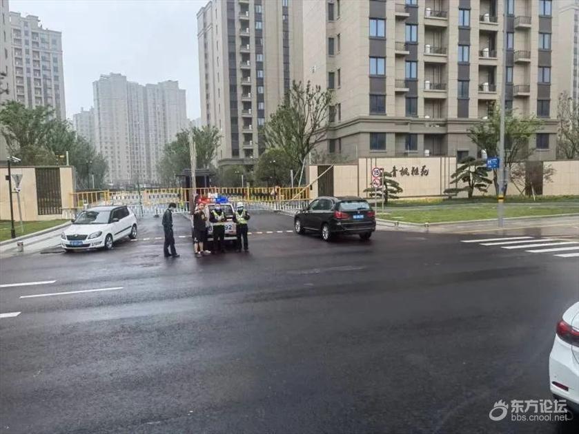 吓人!镇海一小区门两车相撞!白车引擎盖直接撞裂..