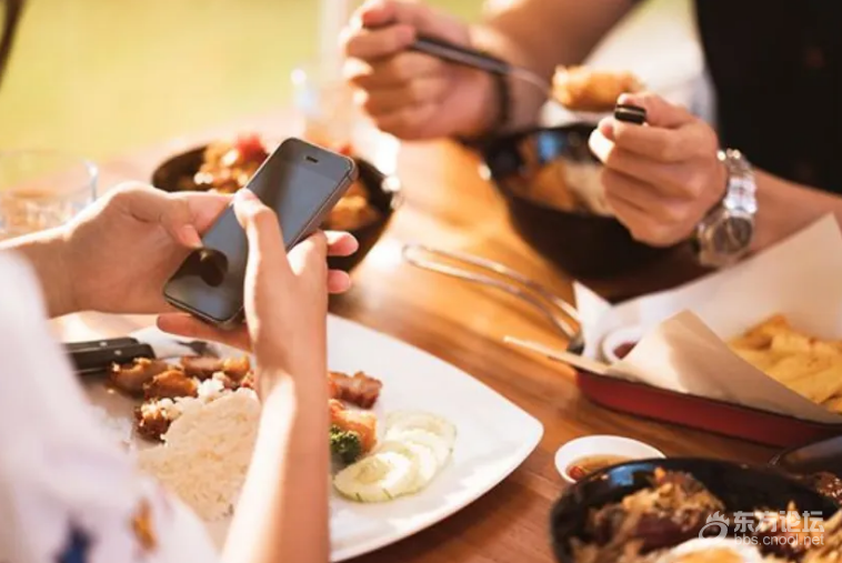 【晚8点红包】一起吃饭时对方一直看手机，你能接受吗？