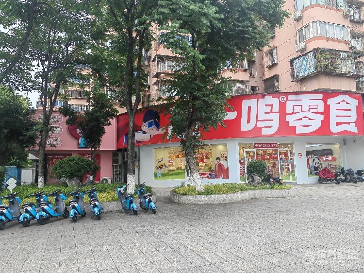 路边的转角店铺，同行两家零食店就这么在隔壁开着