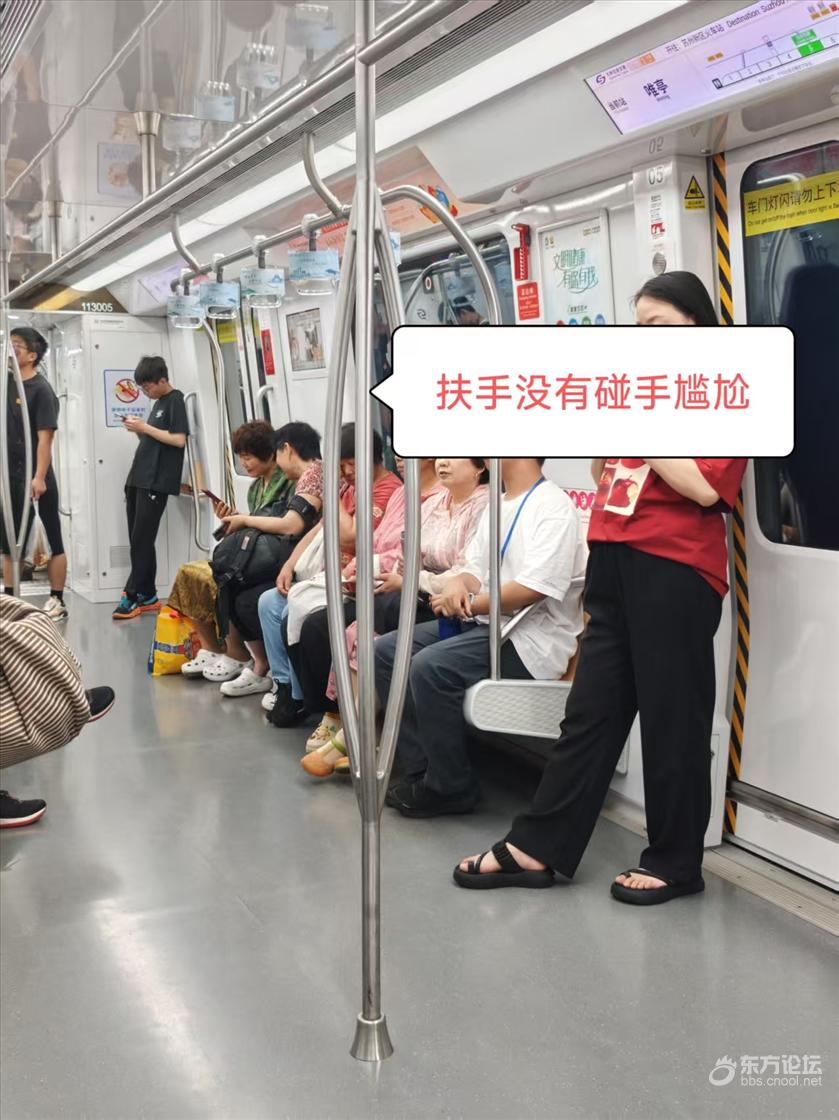 坐苏州地铁初体验，发现地铁车厢中间立柱扶有三根