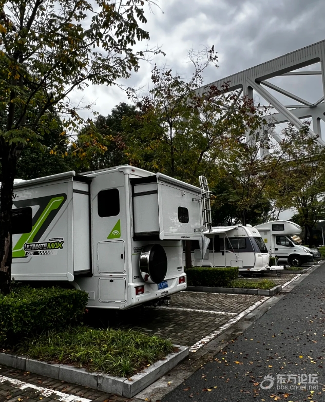 路过滨江水韵公园三官堂桥下停车场,发现很多房车