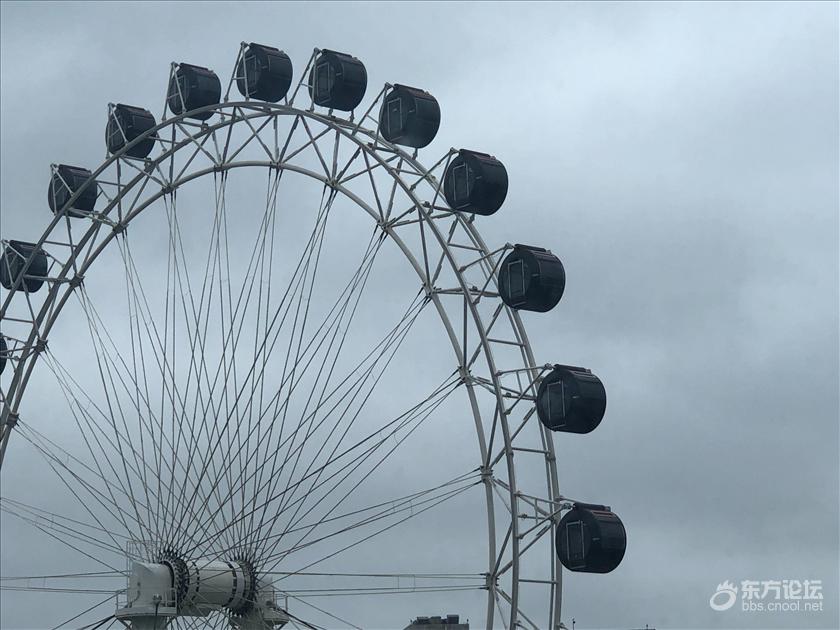 现在的审美真是看不懂！这摩天轮远看竟然是黑色的