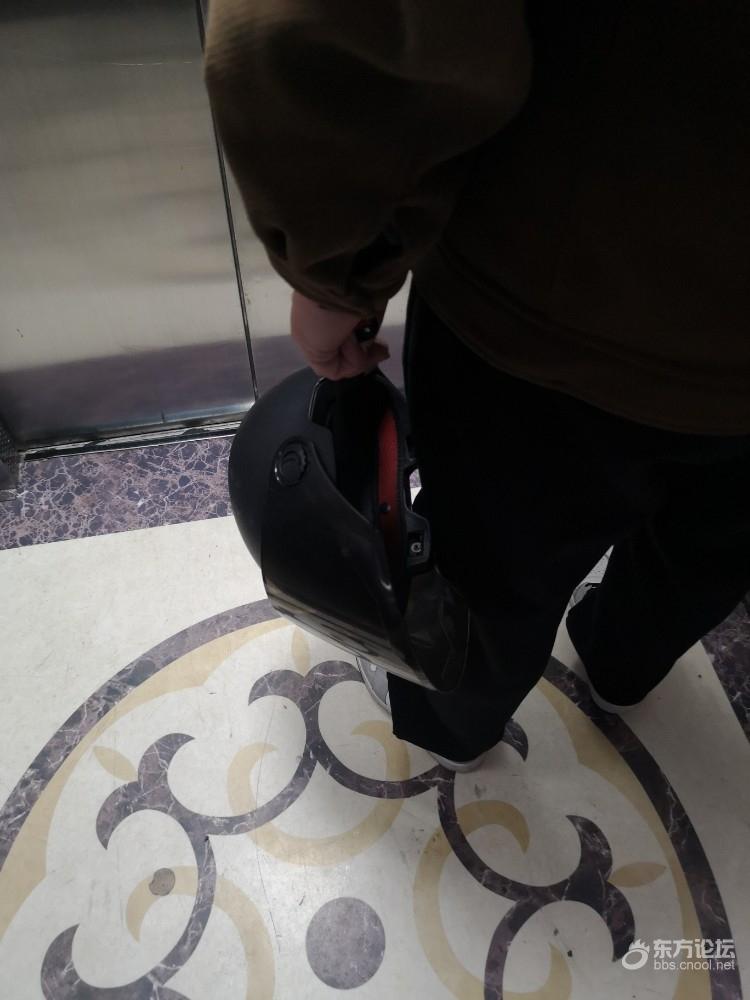 下楼碰到一老邻居，平时开车的他也开始骑电瓶车了