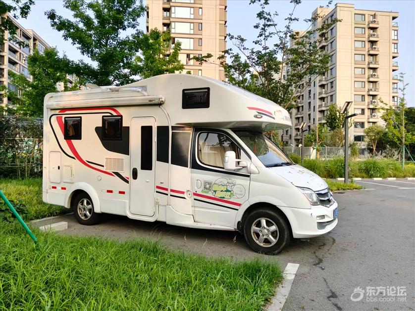 在停车场看到一辆苏A的牌照房车，房车旅游的优缺点